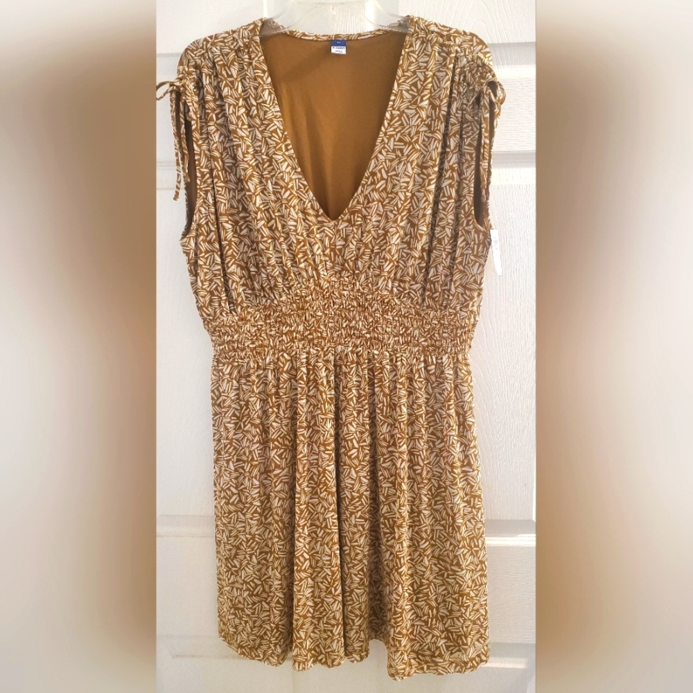 Old Navy patterned v-neck stretchy dress